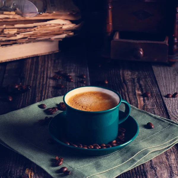 Kaffeehintergrund Mit Einer Grünen Tasse Espresso Die Auf Einer Leinenserviette — Stockfoto
