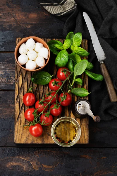 Pomodori Ciliegini Freschi Foglie Basilico Mozzarella Olio Oliva Fondo Legno — Foto Stock