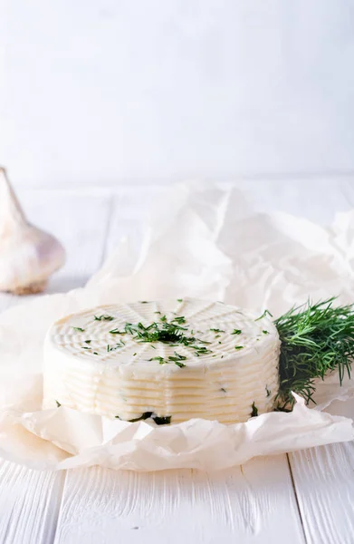 白い木製の背景にディル スパイス ニンニクのピクルスチーズ 選択フォーカス — ストック写真