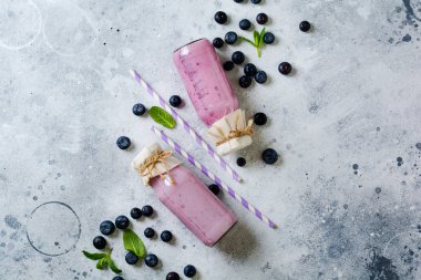 Taze sağlıklı yaban mersini smoothie çilek ve açık beyaz beton arka plan cam kavanozda nane. Sıfır atık kavramı . Üst te. Kopyalama alanı.