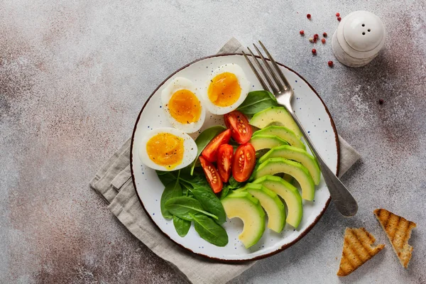Sağlıklı Vejetaryen Salata Kahvaltısı Ispanak Yaprakları Domates Avokado Gri Tabakta — Stok fotoğraf