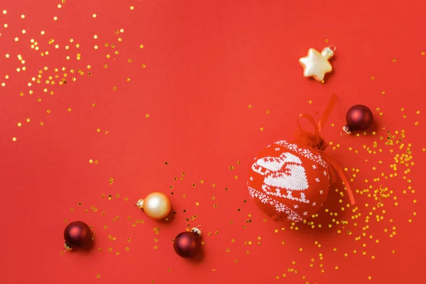 Red Ball Pattern Christmas Tree Golden Confetti Toys Red Background — Stock Photo, Image