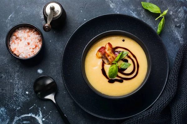 Crema Sopa Patata Con Tocino Salsa Soja Tazón Negro Sobre — Foto de Stock