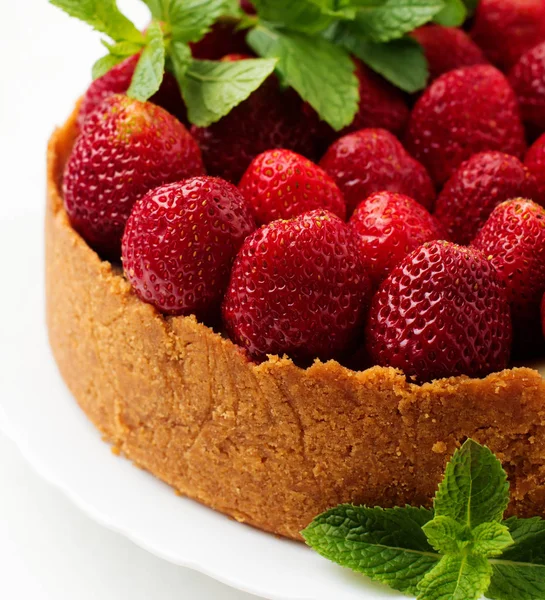 Tarta Queso Con Fresas Frescas Menta Plato Blanco Sobre Fondo — Foto de Stock