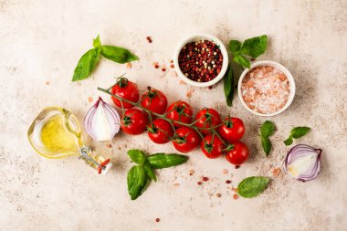 İtalyan makarnası hazırlamak için geleneksel malzemelerle yemek pişirme arka planı. Üst görünüm.