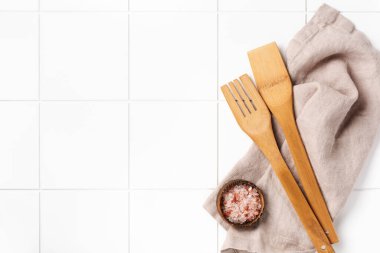 Mutfak masasında ahşap mutfak gereçleri ve pamuk mutfak peçetesi ya da havlu pişirmek. Yemek pişirme şablonu. Boşluk arkaplanı kopyala.