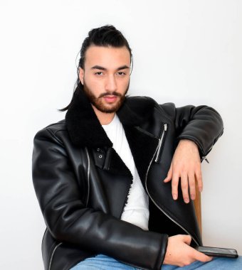 Çekici erkek manken deri ceketli, seksi ve sevimli.