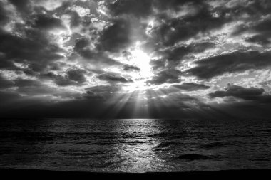 * * Paisaje de la playa en blanco y negro con nubes asombrosas en el cielo * *