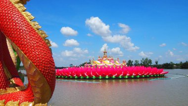 Naga Tayland edebiyatında bir hayvandır ve Budizm hikayelerinde yer alır..