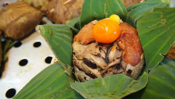 Tuzlu yumurta ve lezzetli pirinç köftesi.