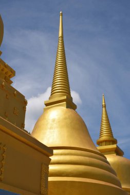 Tayland tapınaklarında çeşitli pagodalar. Nefis işçilikle inşa edilmiş.