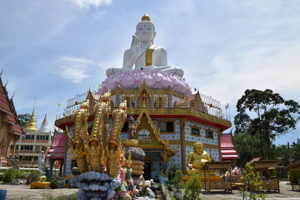 Nagy Fehér Buddha Kép Szentelt Templomban Egy Istentiszteleti Hely Mind — Stock Fotó