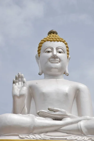 泰国庙宇中的佛像受到佛教徒的尊重和崇拜 以纪念善 避免邪恶 — 图库照片