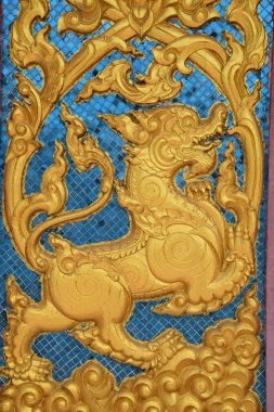 Tayland tapınağındaki aslan figürlü dekorasyon.