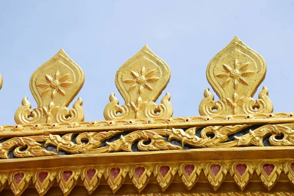 Крыша Церкви Украшена Парапет Листья Которые Являются Уникальными Тайских Храмов — стоковое фото
