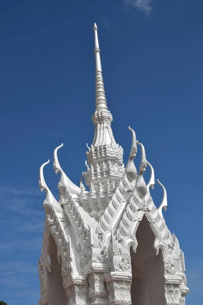 Различные Пагоды Тайских Храмах Построен Изысканным Мастерством — стоковое фото