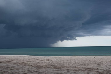 Bir yağmur fırtınası yaklaşırken denizdeki yağmur bulutları.