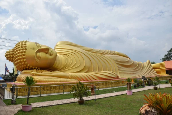 Arany Szobor Fekvő Buddha Szobor Égen Háttér — Stock Fotó