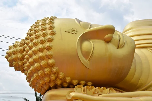 Arany Szobor Fekvő Buddha Szobor Égen Háttér — Stock Fotó