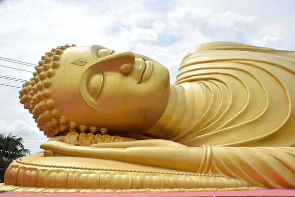 Arany Szobor Fekvő Buddha Szobor Égen Háttér — Stock Fotó