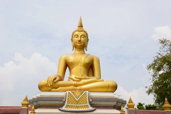 Statua Oro Della Statua Buddha Sullo Sfondo Del Cielo — Foto Stock