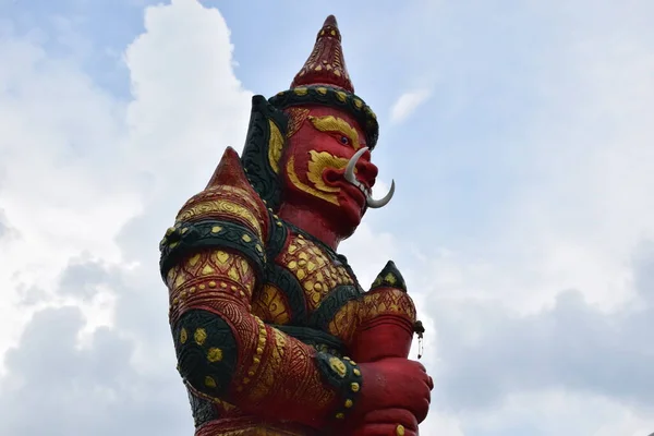 Het Roodgekleurde Reusachtige Standbeeld Staat Met Een Knots Tempel — Stockfoto