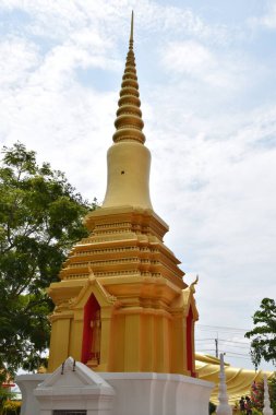 Tayland tapınaklarında çeşitli pagodalar. Nefis işçilikle inşa edilmiş.