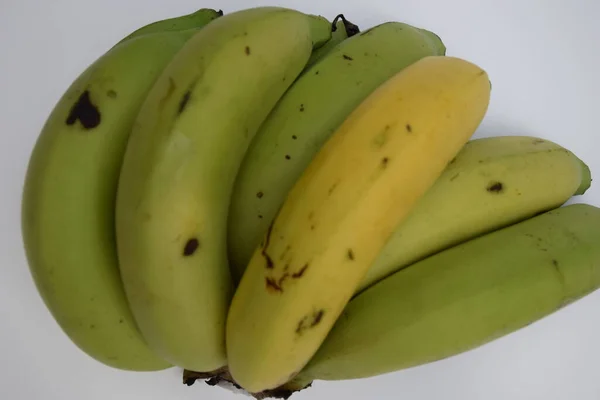Bananes Vertes Sur Fond Blanc Peau Des Taches — Photo