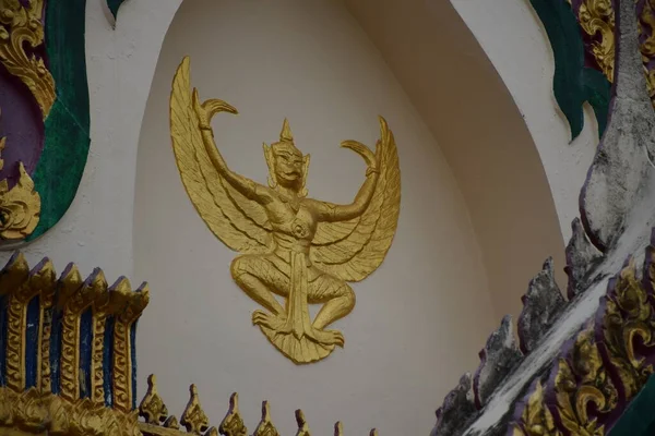Золотий Гаруда Фронтоні Каплиці Храмі — стокове фото
