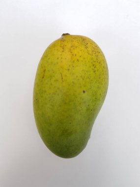 Beyaz arka planda siyah benekli mango.