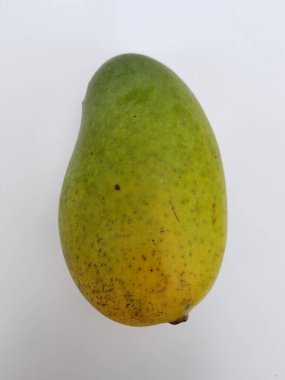 Beyaz arka planda siyah benekli mango.