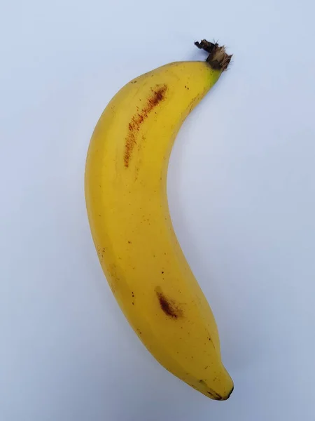 Uma Banana Madura Sobre Fundo Branco — Fotografia de Stock
