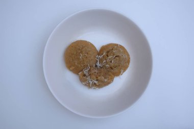 Palmiye şekerinden yapılmış buğulanmış Tayland keki, şeker ve tuz karışımı ile un. Rendelenmiş hindistan cevizi.