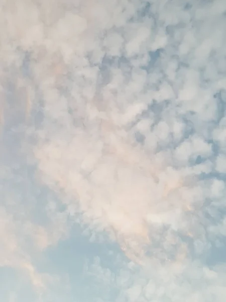 Color Del Cielo Tarde Con Nubes Blancas Anaranjadas — Foto de Stock