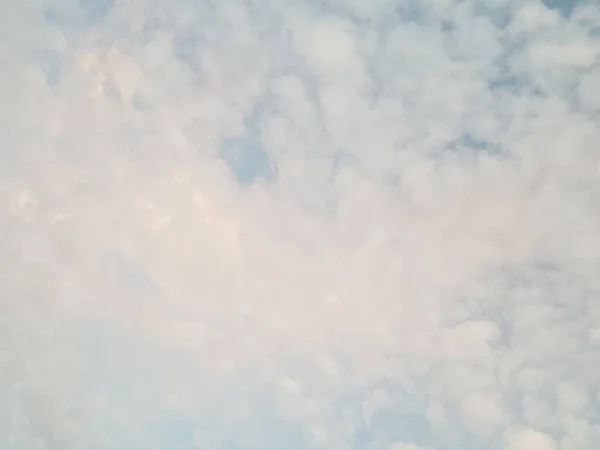 Color Del Cielo Tarde Con Nubes Blancas Anaranjadas — Foto de Stock