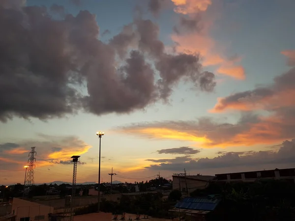 Orange Und Weiße Wolken Dramatischer Blauer Himmel Hintergrund Vor Sonnenuntergang — Stockfoto