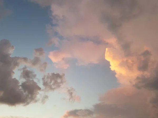 Nube Anaranjada Blanca Dramático Cielo Azul Fondo Antes Del Atardecer — Foto de Stock