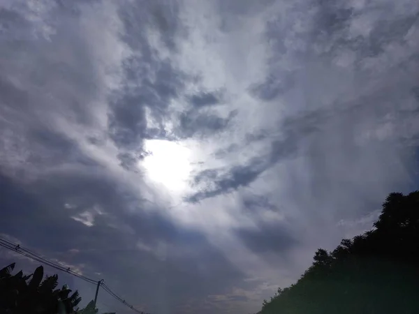 Luce Del Sole Splende Attraverso Nuvole Nel Cielo Coperto — Foto Stock