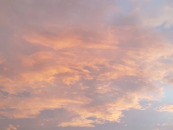 Nuvola Arancione Bianca Drammatico Cielo Blu Sfondo Prima Del Tramonto — Foto Stock