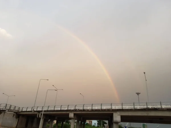 橋の上の虹 白い空背景日没前 — ストック写真