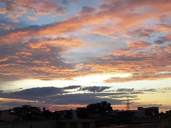 Orange Und Weiße Wolken Dramatischer Blauer Himmel Hintergrund Vor Sonnenuntergang — Stockfoto