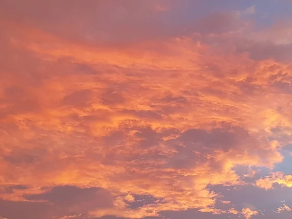 Nube Anaranjada Blanca Dramático Cielo Azul Fondo Antes Del Atardecer — Foto de Stock