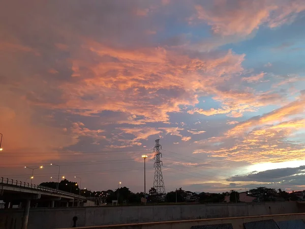 Laranja Branco Nuvem Dramático Céu Azul Fundo Antes Pôr Sol — Fotografia de Stock