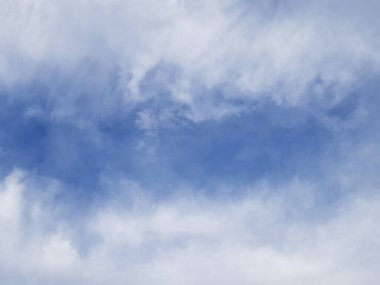 Gün boyunca açık mavi arkaplan ile beyaz bulutlar.