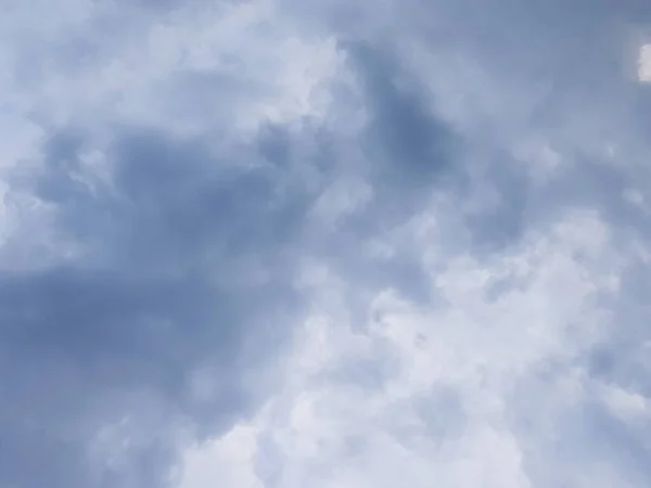 Nuvens Brancas Durante Dia Com Fundo Céu Azul Claro — Fotografia de Stock