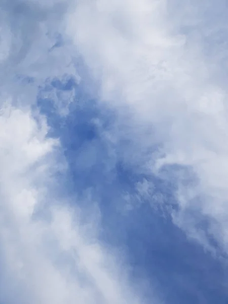 Nuvens Brancas Durante Dia Com Fundo Céu Azul Claro — Fotografia de Stock