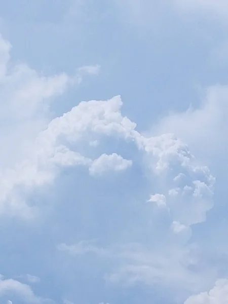 Белые Облака Течение Дня Ясном Голубом Фоне Неба — стоковое фото