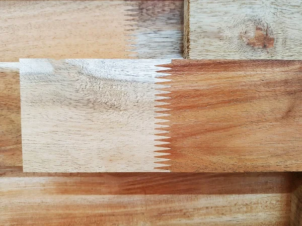 木棍末端的指节 木棍末端的锯齿形木棍 用于在褐色木棍背景上粘合 图库照片
