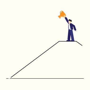 Elinde ödülle dağda duran bir iş adamı.