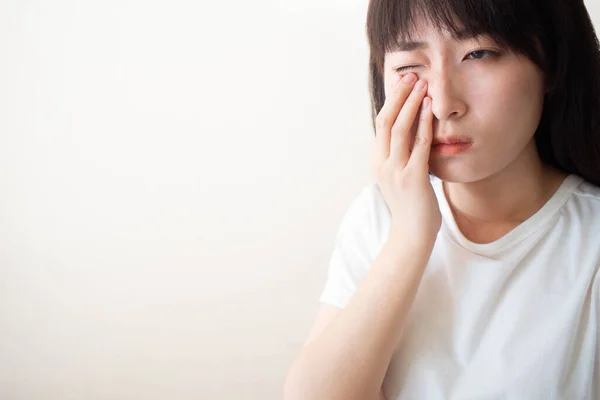 Mujer Asiática Que Sufre Dolor Los Ojos Sentir Algo Los — Foto de Stock